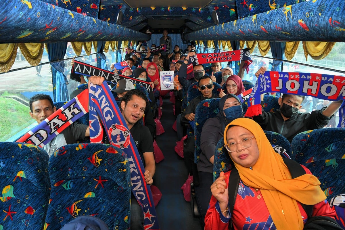 SEBAHAGIAN penyokong JDT bergambar bersama di dalam bas sebelum begerak ke Stadium Nasional Bukit Jalil. FOTO Bernama