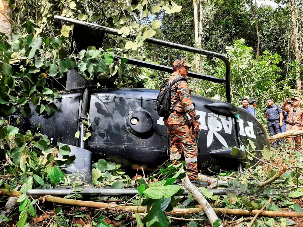 HELIKOPTER ditemui di hutan selepas hilang dari radar sebaik berlepas dari Lapangan Terbang Sultan Abdul Aziz Shah, Subang. FOTO ihsan Bomba