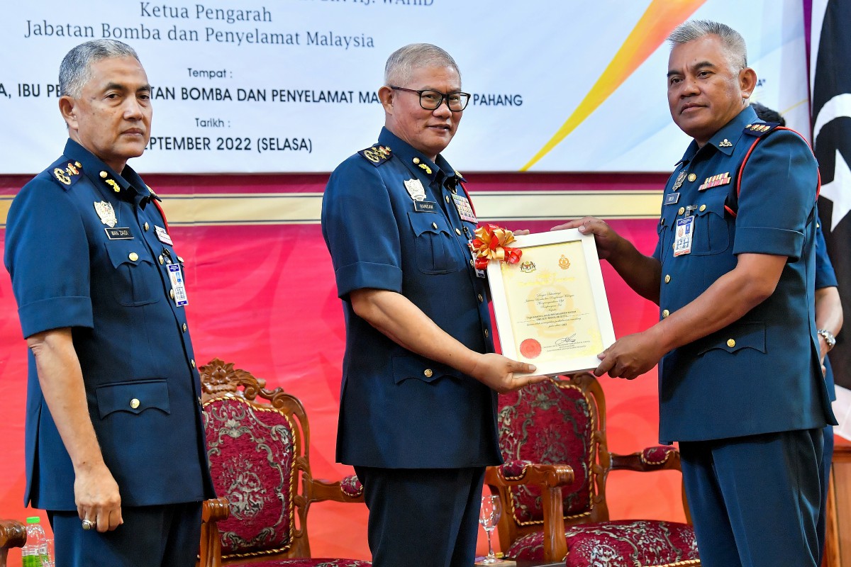  MOHAMMAD Hamdan (tengah) menyampaikan Anugerah Perkhidmatan Cemerlang (APC) kepada Ketua Balai Bomba dan Penyelamat Kuantan, Timbalan Penguasa Bomba II Kamerul Bieza Mohamed Kassim (kanan) pada Majlis APC 2021, JBPM Pahang hari ini. FOTO: BERNAMA