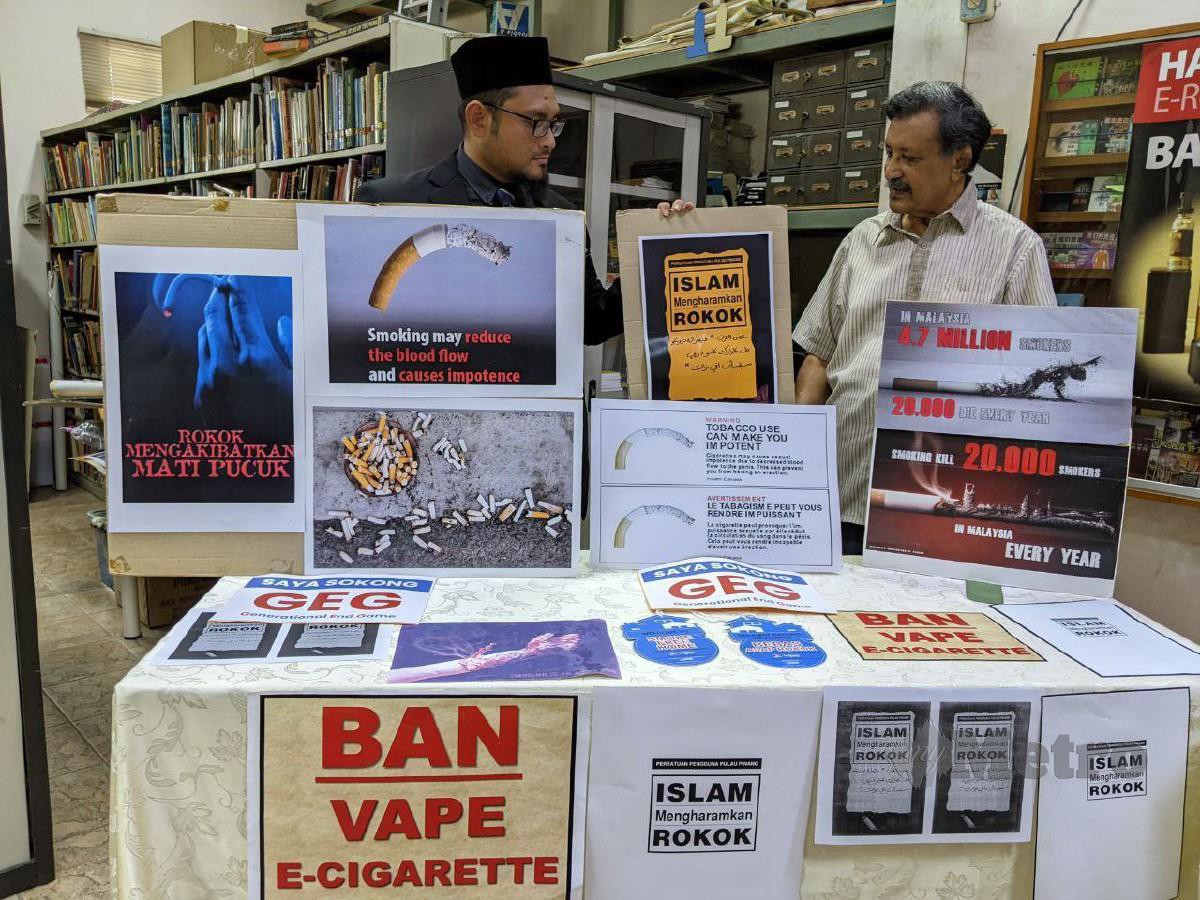 MOHIDEEN (kanan) dan Pegawai Pendidikan Jabatan Mufti Pulau Pinang Muhammad Rusydan Muhammad Yusuf berbual mengenai larangan merokok mengikut fatwa Islam. FOTO: ZUHAINY ZULKIFFLI