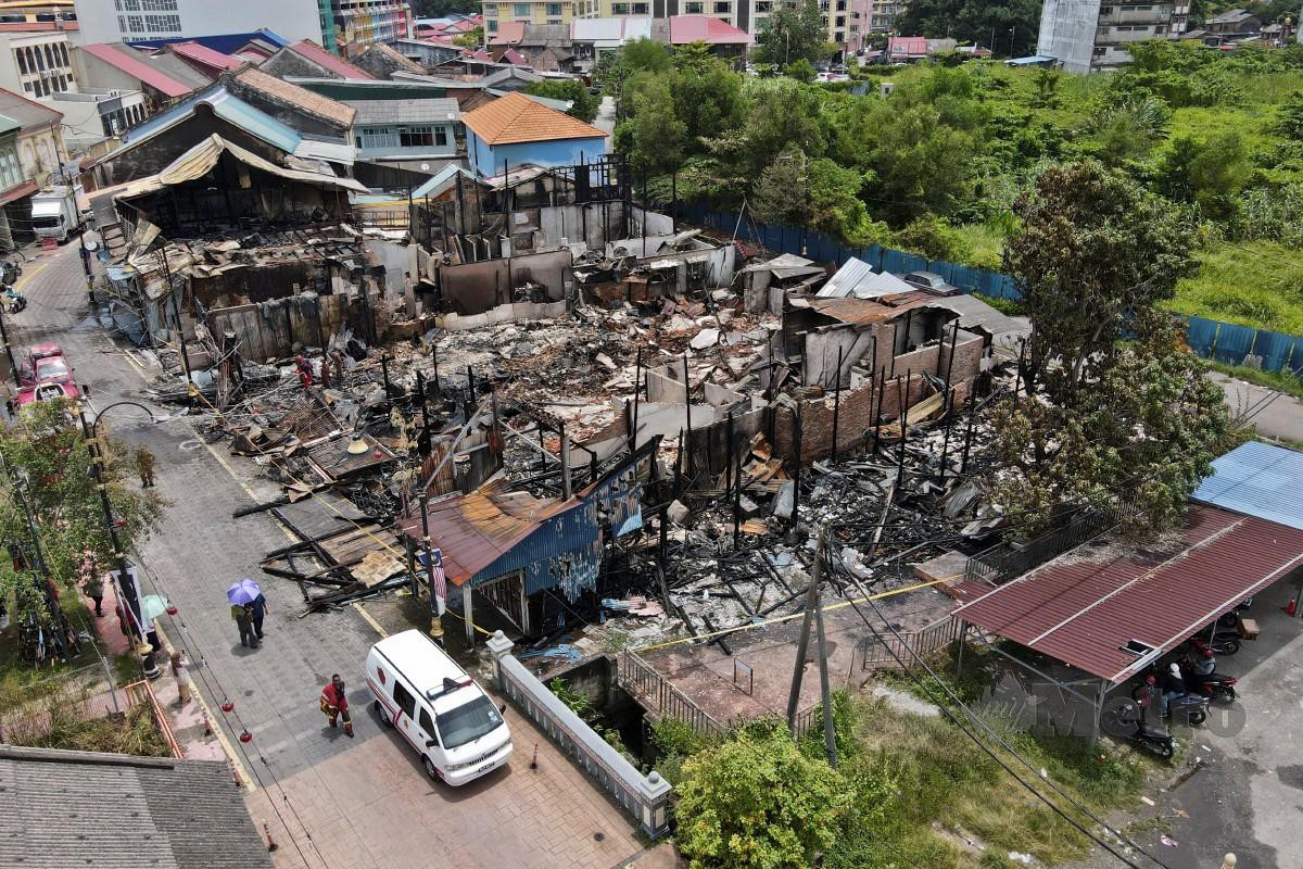 . Pemandangan udara keadaan rumah yang hangus dalam kebakaran yang membabitkan 12 rumah kedai sederet di Jalan Bandar, Kampung Cina malam tadi.  FOTO: Ghazali Kori