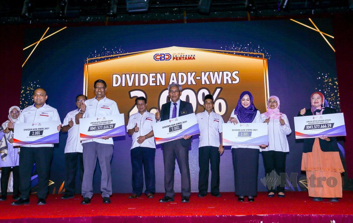 Pengerusi Eksekutif Suruhanjaya Koperasi Malaysia, Datuk Zazali Haron (tengah) menyempurnakan Majlis Pengumuman khas dividen tahunan bagi Akaun Deposit Koperasi – Kumpulan Wang Rizab Statutori (ADK-KWRS) bagi tahun kewangan berakhir 31 Disember 2021 di Hotel Royal Chulan, Kuala Lumpur.