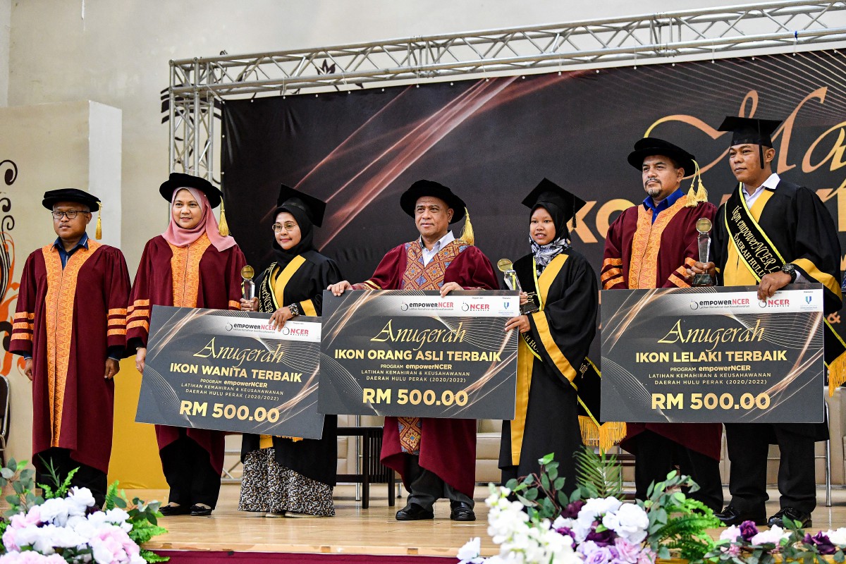 SAARANI (tengah) bergambar bersama penerima Anugerah Ikon pada Majlis Konvokesyen Program EmpowerNCER Perak Latihan Kemahiran dan Keusahawanan Daerah Hulu Perak dan Kuala Kangsar di Kolej Kemahiran Tinggi Mara hari ini. FOTO Bernama