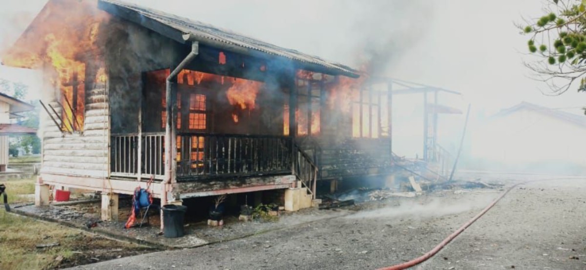 Klinik desa yang musnah dalam kebakaran hari ini. FOTO ihsan JBPM