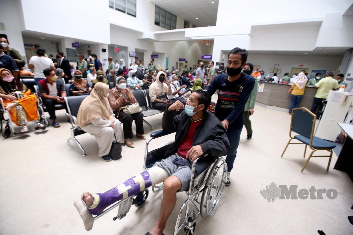 ORANG ramai mendapatkan petkhidmatan kesihatan di Hospital Angkatan Tentera (HAT) Tuanku Mizan, Kuala Lumpur, 28 September lalu. FOTO Hairul Anuar Rahim