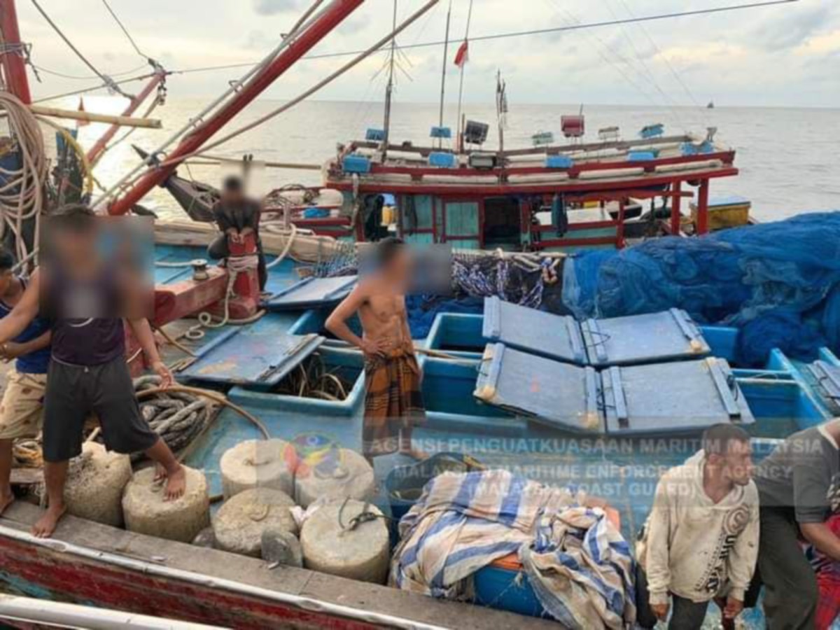 BOT nelayan Indonesia dikesan memasuki perairan Malaysia di sekitar perairan Pulau Jarak. FOTO ihsan Maritim Malaysia