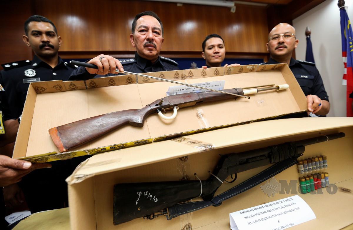 MUHAMAD Zaki (dua kiri)  bersama pegawainya menunjukkan senapang yang dirampas. FOTO Nik Abdullah Nik Omar