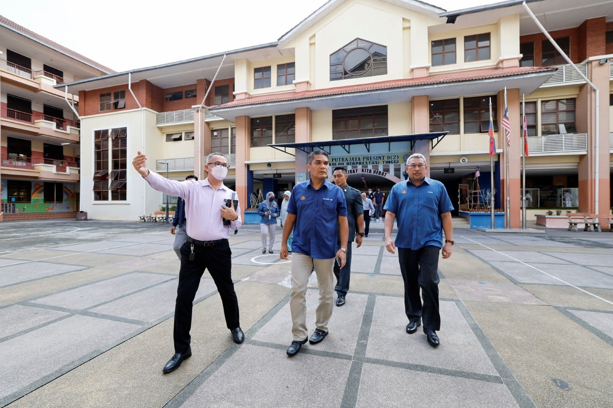 RADZI Jidin (tengah) bersama Ketua Setiausaha Kementerian Pendidikan Datuk Yusran Shah Mohd Yusof (kanan) mengadakan lawatan mengejut ke Sekolah Kebangsaan Putrajaya Presint 9(2), Putrajaya. FOTO Bernama