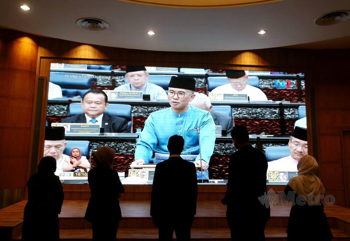 KAKITANGAN Kementerian Kewangan menonton siaran langsung pembentangan Bajet 2023 oleh Tengku  Zafrul di perkarangan pejabat Kementerian Kewangan. FOTO Eizairi Shamsudin