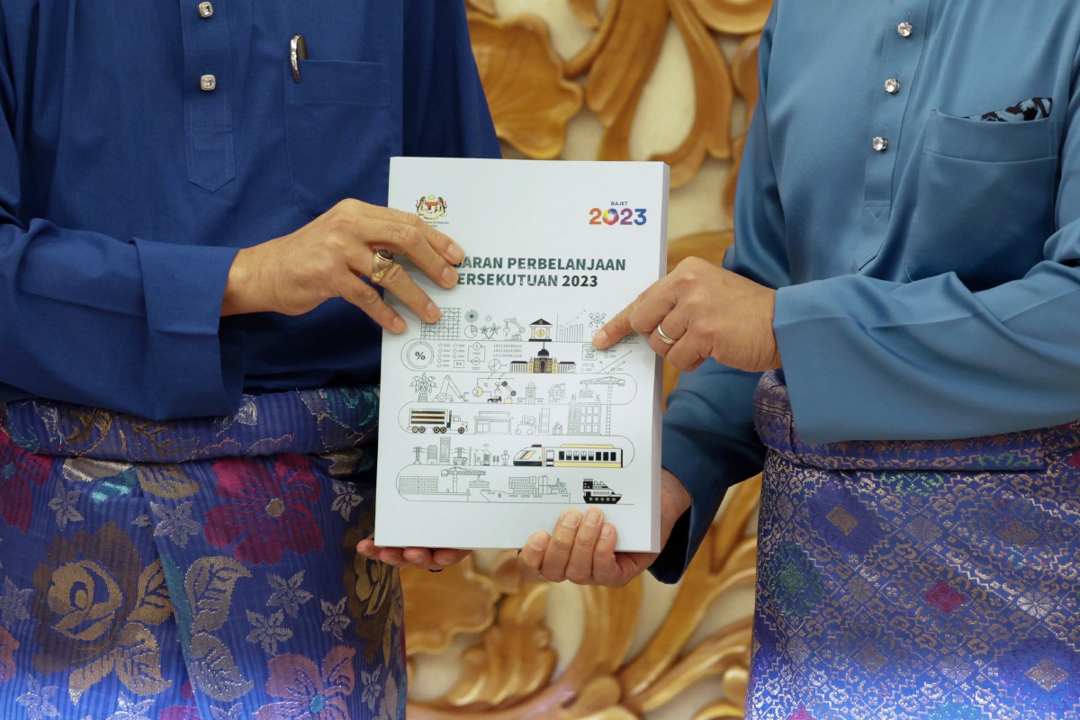 PERDANA Menteri Datuk Seri Ismail Sabri Yaakob (kiri) bersama Tengku Zafrul menunjukkan buku Anggaran Perbelanjaan Persekutuan 2023 selepas pembentangan Bajet 2023. FOTO Bernama