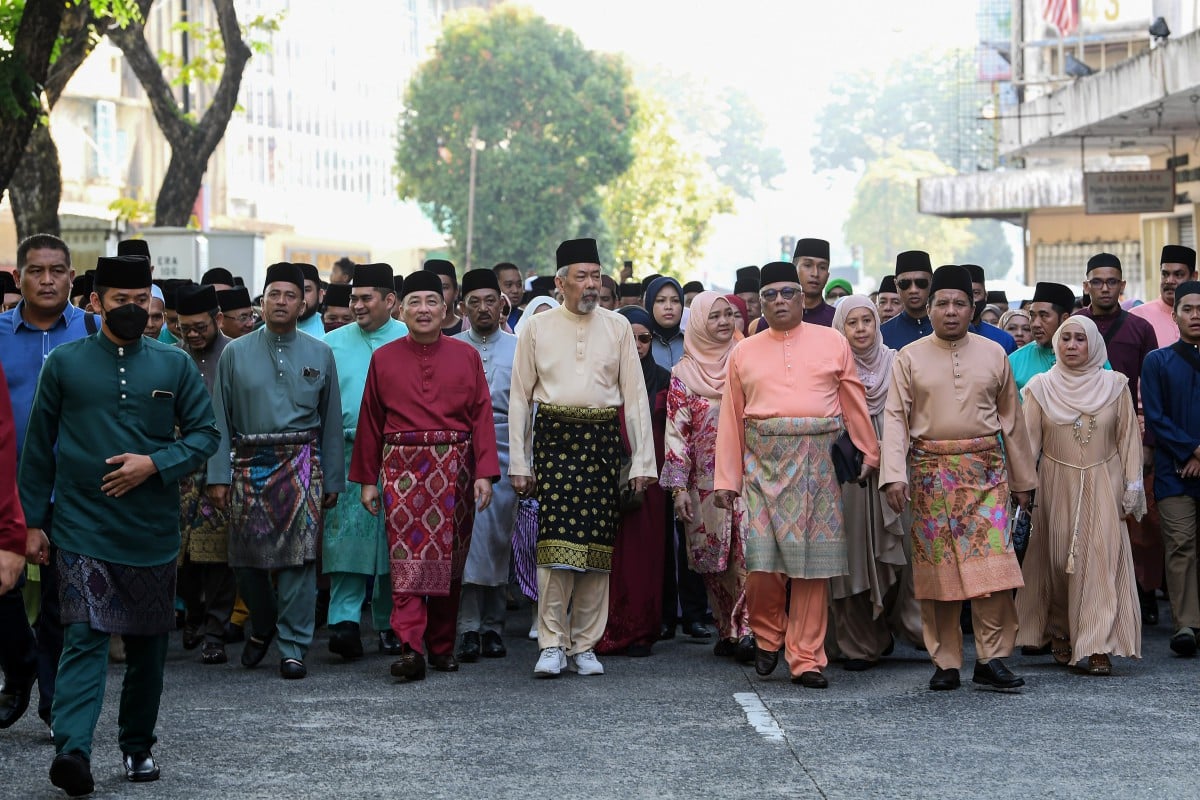TUN Juhar (tengah) menyertai perarakan sambutan Maulidur Rasul peringkat negeri Sabah bersama Hajiji. FOTO Bernama