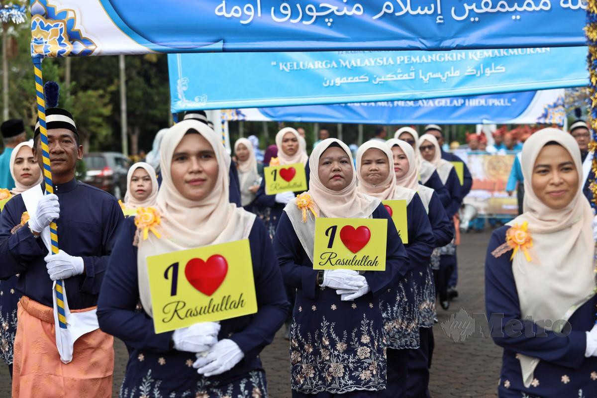 ANTARA kontinjen yang menyertai perarakan sambutan Maulidur Rasul 1444H/2022 peringkat Negeri Terengganu. FOTO Ghazali Kori
