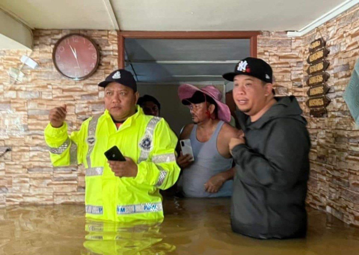 LUKANISMAN (kanan) meninjau keadaan banjir di Bekenu. FOTO Facebook Lukanisman Awang Sauni