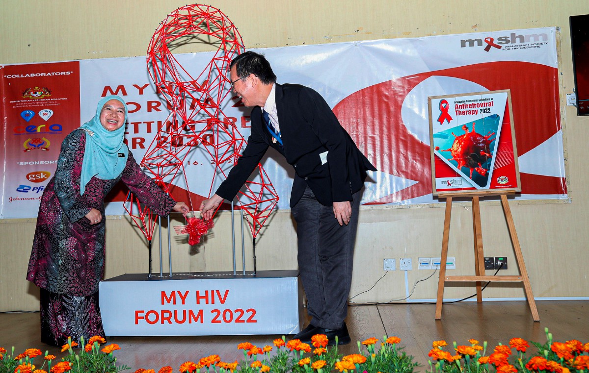 DR Leong (kanan) bersama Dr Asmayani melakukan gimik perasmian Forum MyHIV 2022. FOTO Owee Ah Chun