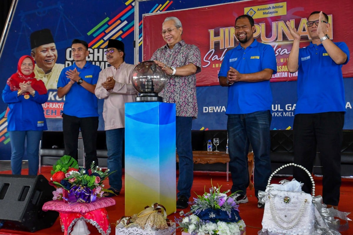 ANNUAR (tiga, kanan) merasmikan Majlis Himpunan Sahabat Usahawan Amanah Ikhtiar Malaysia Wilayah Kelantan di Yayasan Kemiskinan Kelantan (YKK), Peringat hari ini. FOTO Bernama