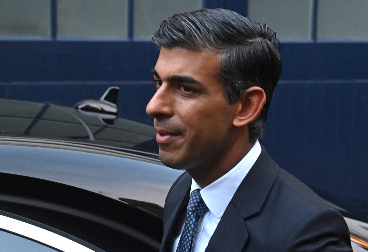 Britain's former Chancellor of the Exchequer and Conservative Party leadership candidate, Rishi Sunak leaves his home in London on October 24, 2022. - Rishi Sunak is standing to be prime minister just weeks after failing in a first attempt and setting up a potentially bruising battle with his former boss Boris Johnson. Ex-finance minister Sunak said he had a "track record of delivery" and would lead Britain out of "profound economic crisis", which experts say has been worsened by the aborted policies of outgoing leader Liz Truss. (Photo by JUSTIN TALLIS / AFP)