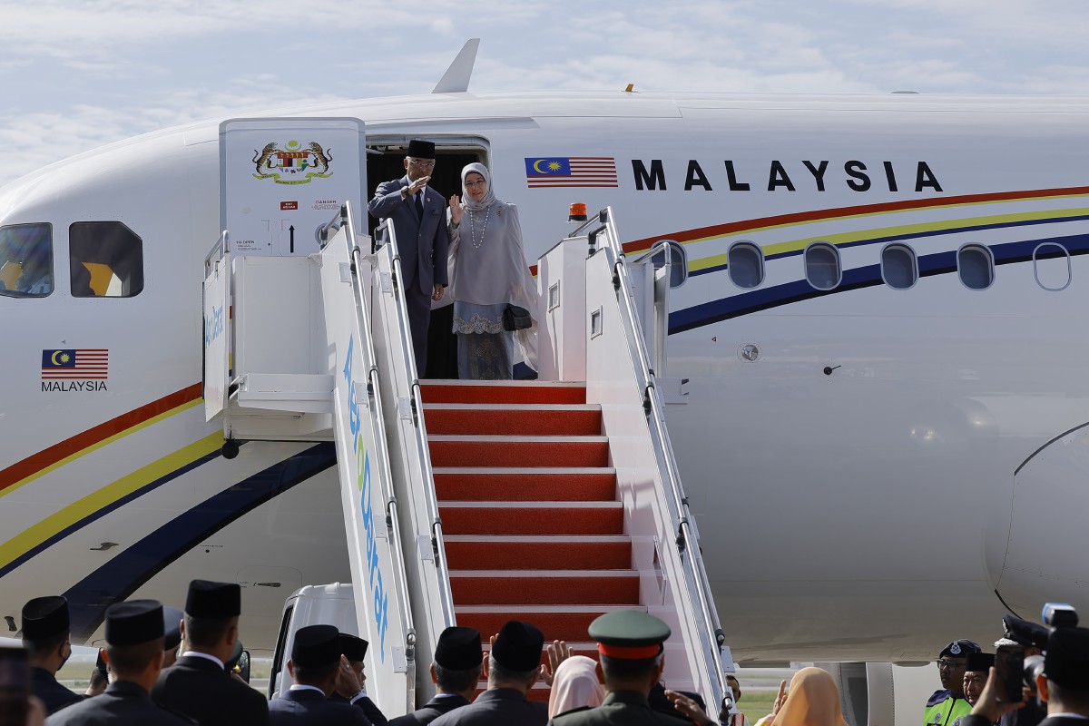AL-SULTAN Abdullah dan Tunku Azizah berkenan berangkat ke Singapura. FOTO Bernama