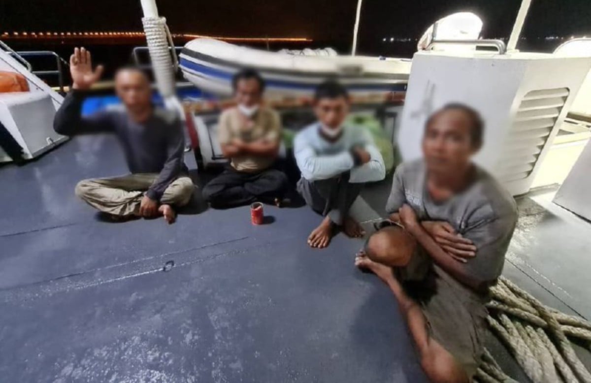 EMPAT nelayan warga Indonesia yang ditahan APMM. FOTO ihsan APMM