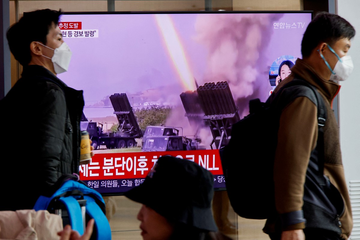 SIARAN televisyen mengenai pelancaran peluru berpandu di Korea Selatan. FOTO Reuters.