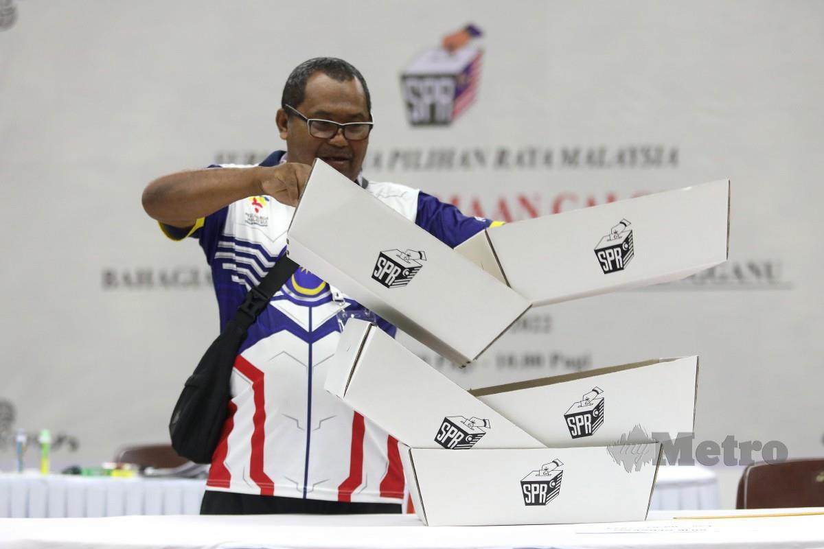 MARANG 03 NOVEMBER 2022. Petugas Suruhanjaya Pilihan Raya (SPR),  Syed Asri Tuan Syed menyusun kotak borang percalonan sebagai persiapan di Pusat Penamaan Calon Pilihan Raya Umum ke-15 (PRU15) bagi Parlimen P.36 Kuala Terengganu di Stadium Negeri. SPR menetapkan hari pengundian bagi PRU15 pada 19 Nov, penamaan calon 5 Nov dan pengundian awal pada 15 Nov. STR/GHAZALI KORI.