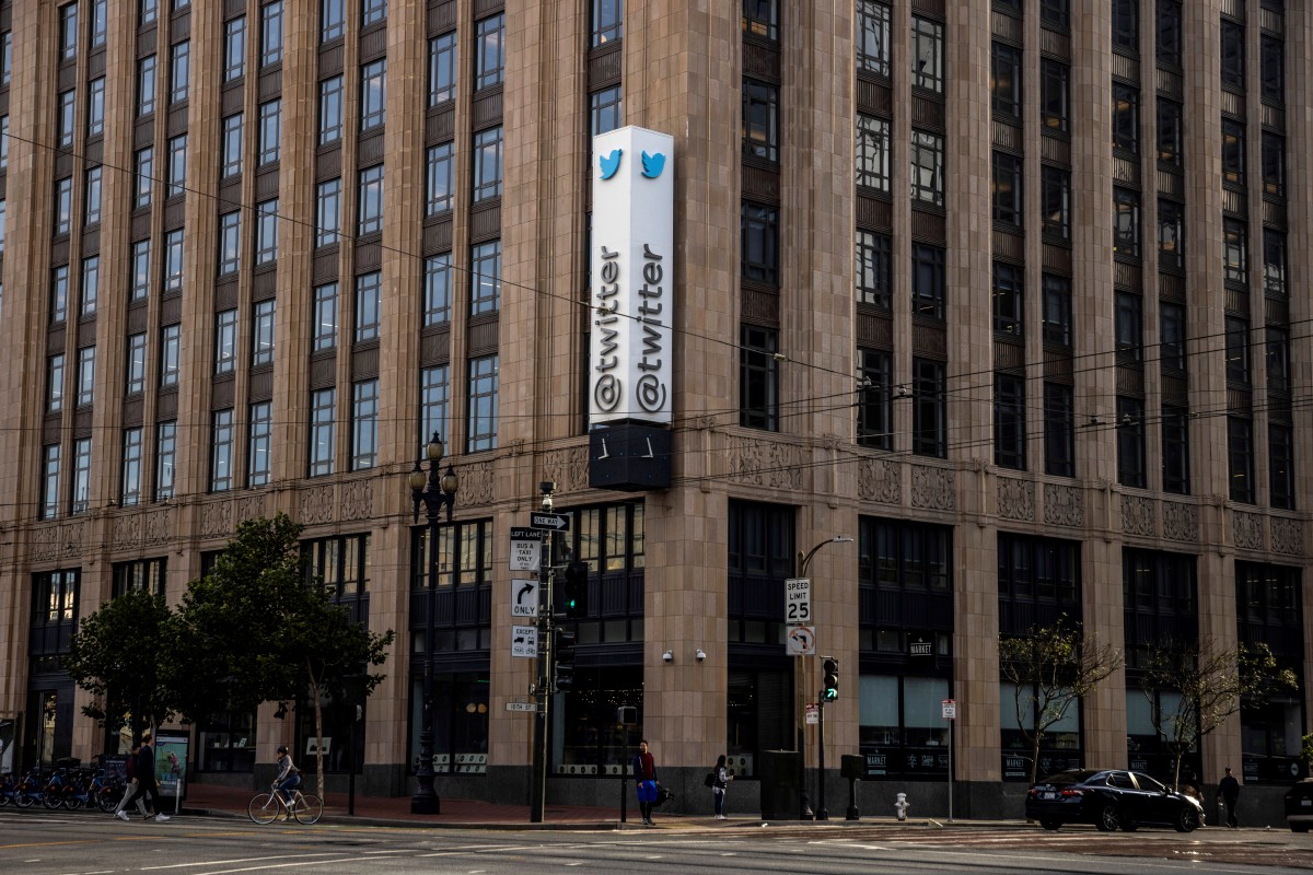 IBU pejabat Twitter di San Francisco, kelmarin. FOTO AP