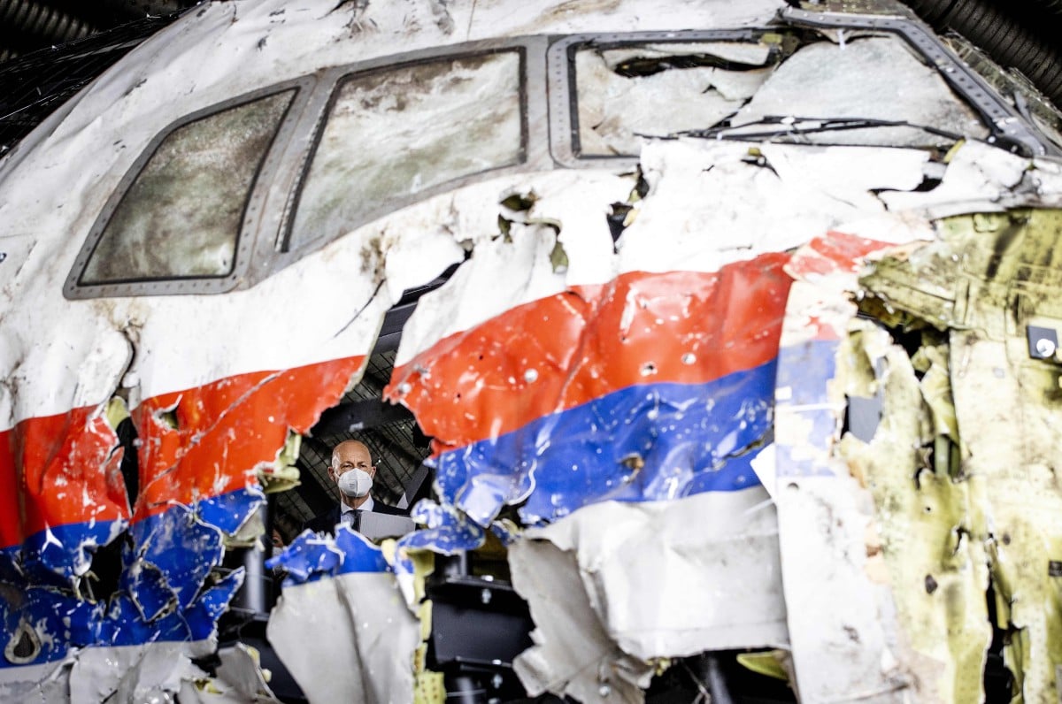 GAMBAR fail menunjukkan serpihan MH17 yang dibina semula. FOTO AFP.