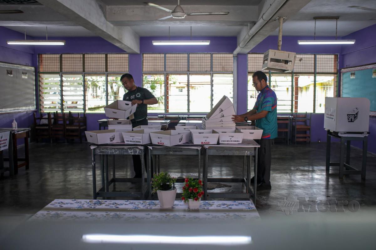 Petugas SPR melakukan persiapan tempat mengundi di SMK Agama Arau. FOTO LUQMAN HAKIM ZUBIR