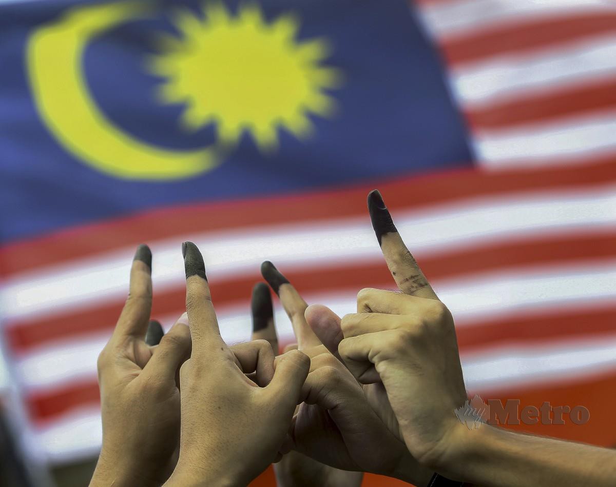 Rakyat Malaysia mengundi 19 November 2022 pada PilihanPRU-15. FOTO AZRUL EDHAM