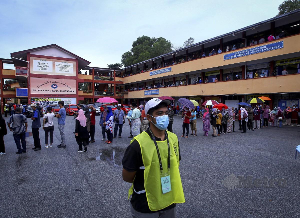 Petugas Suruhanjaya Pilihan Raya (SPR) menjaga kelancaran proses pengundian di Sekolah Kebangsaan Kota Damansara. FOTO AZIAH AZMEE