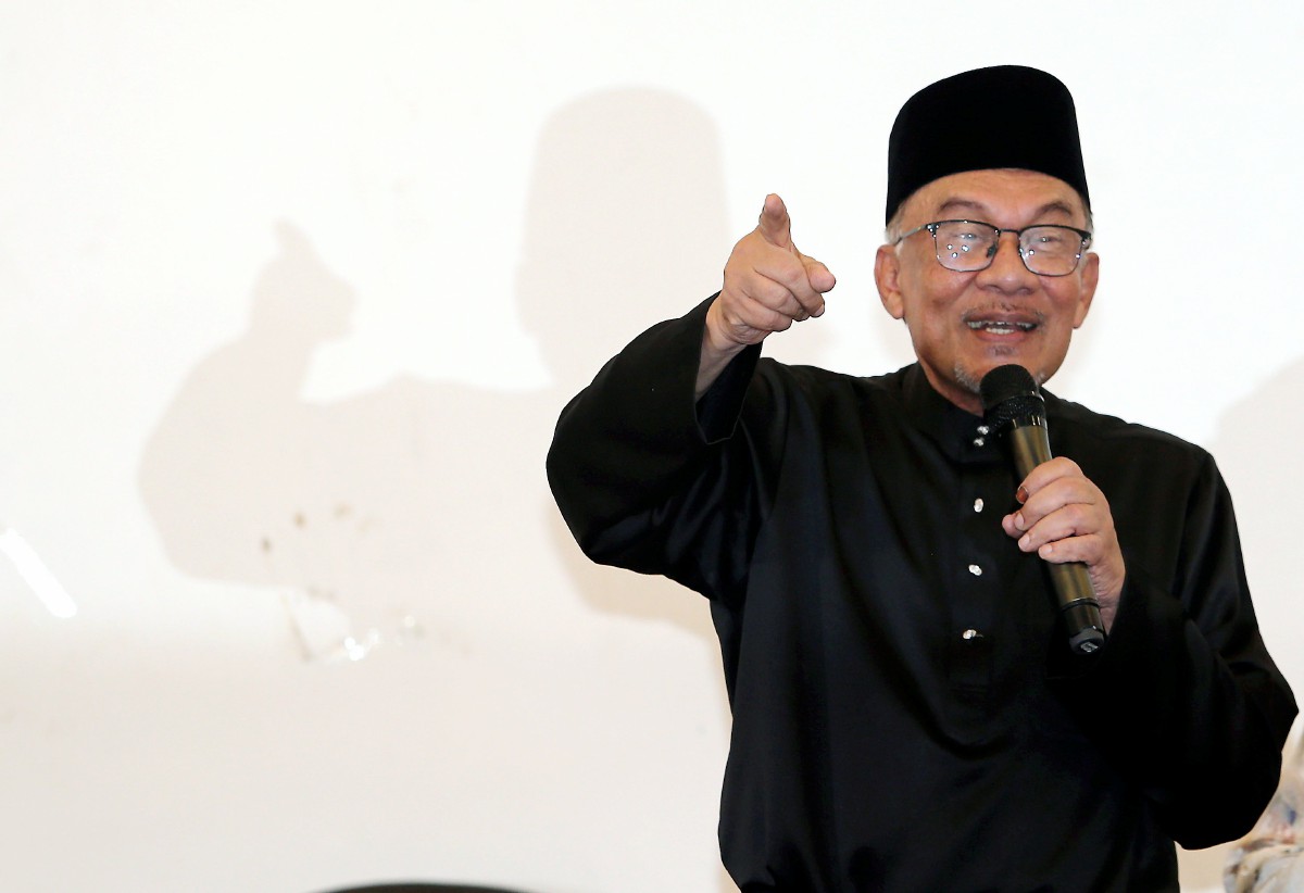 DATUK Seri Anwar Ibrahim ketika sidang media di Sungai Long. FOTO Aswadi Alias.