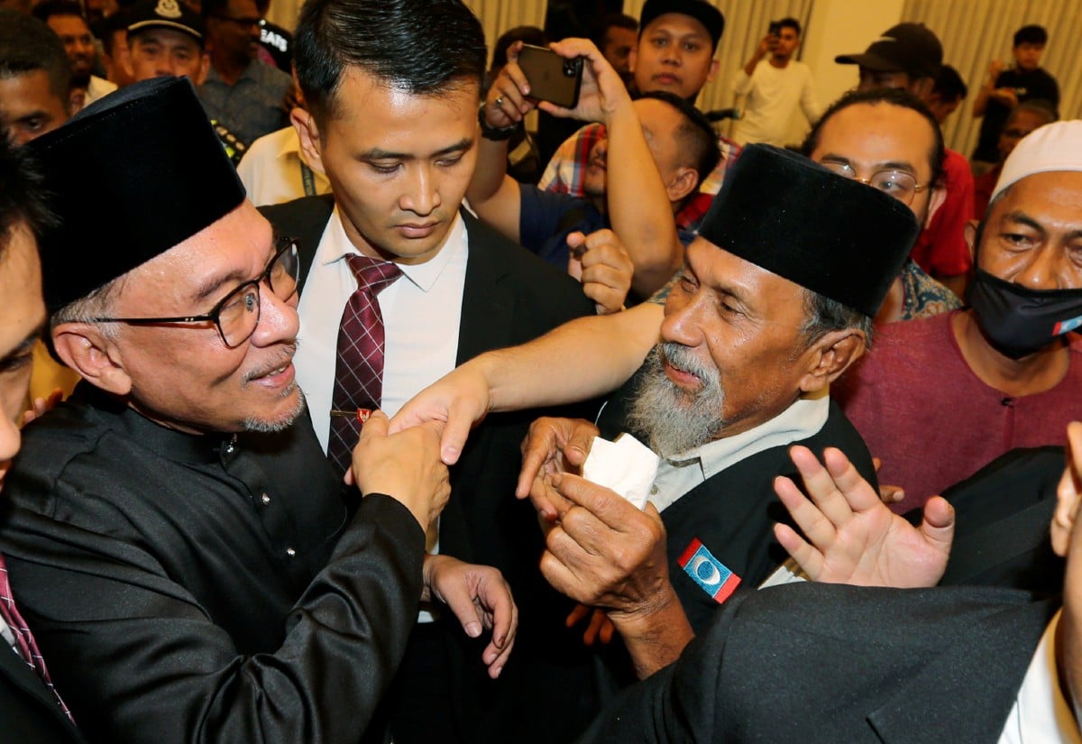 DATUK Seri Anwar Ibrahim beredar selepas sidang media di Sungai Long Club House. FOTO  Aswadi Alias.