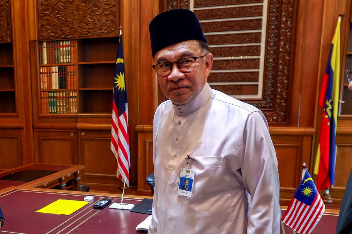 DATUK Seri Anwar Ibrahim memulakan tugasnya di Perdana Putra. FOTO Bernama.