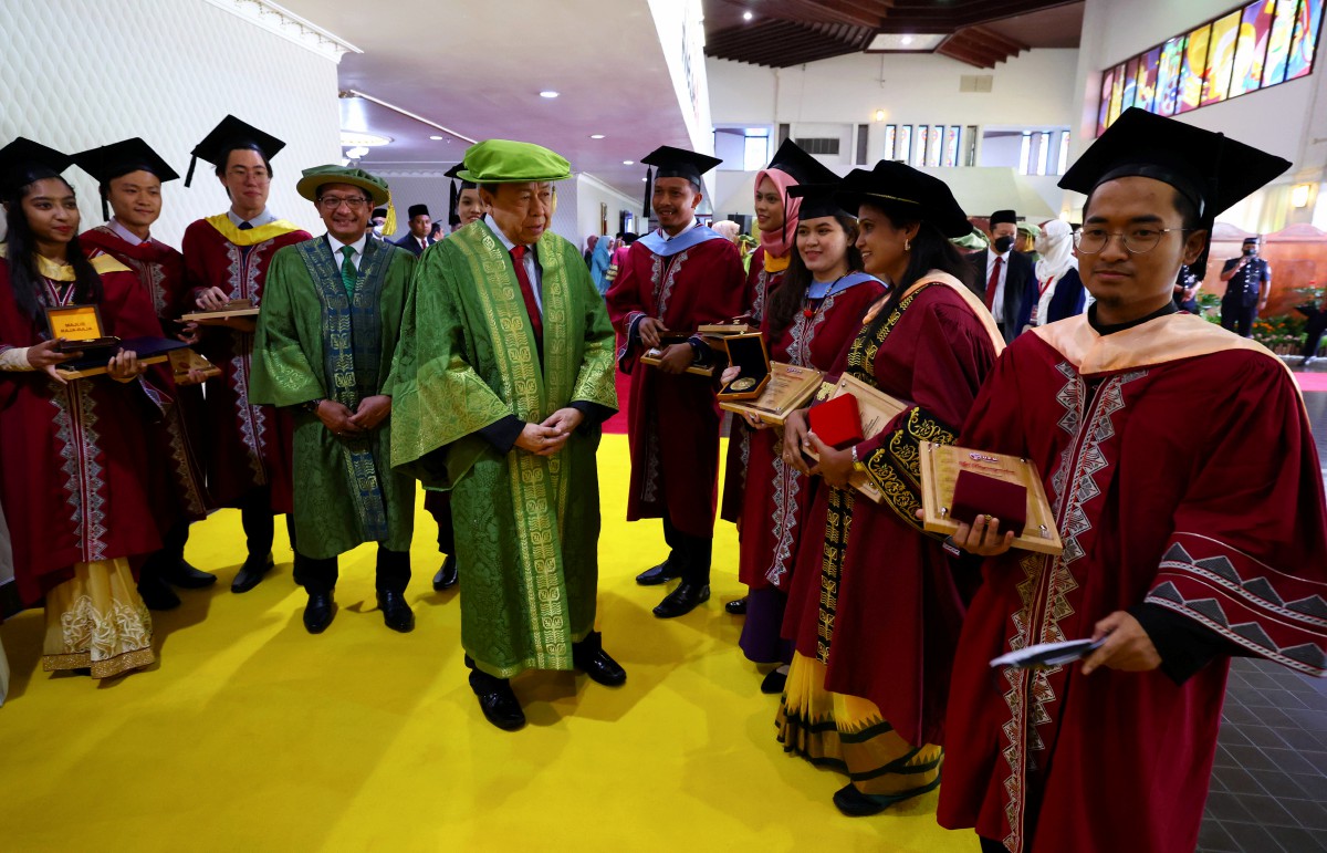 SULTAN Sharafuddin (tengah) berkenan beramah mesra bersama graduan yang menerima Hadiah Peringkat Universiti pada Istiadat Pembukaan Konvokesyen UPM. FOTO Bernama
