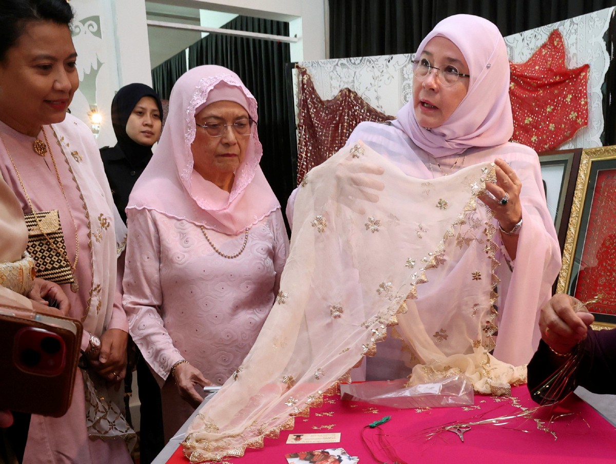 TUNKU Azizah berkenan menghadiahkan keringkam perkahwinan miliknya untuk dipamerkan di Muzium Sarawak. FOTO Bernama