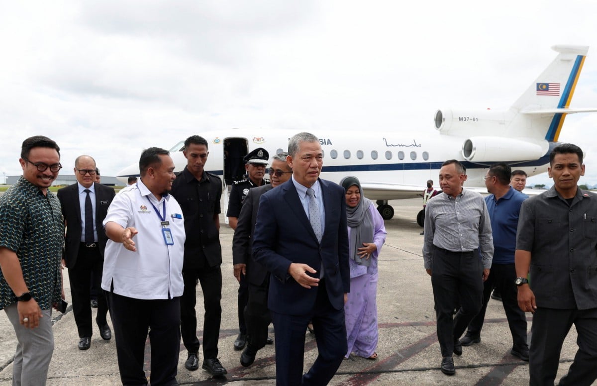 FADILLAH (tengah) tiba di Lapangan Terbang Antarabangsa Kuching bagi menemui barisan kepimpinan negeri hari ini. FOTO Bernama.