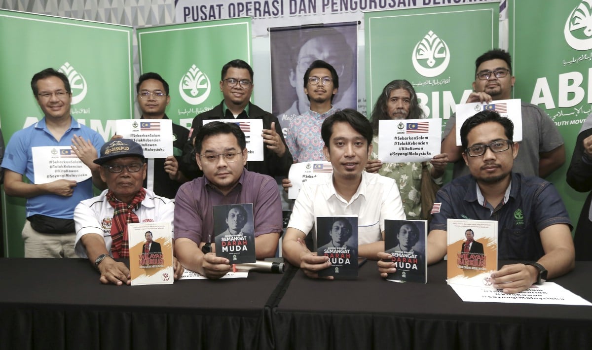 ADAM Adli (duduk dua dari kanan) bersama-sama tetamu jemputan melancarkan buku Anwar Ibrahim Semangat Darah Muda dan Sebuah Himpunan Pengalaman Wilayah Matrikulasi di ABIM, Taman Cemerlang, Gombak. FOTO Amirudin Sahib.