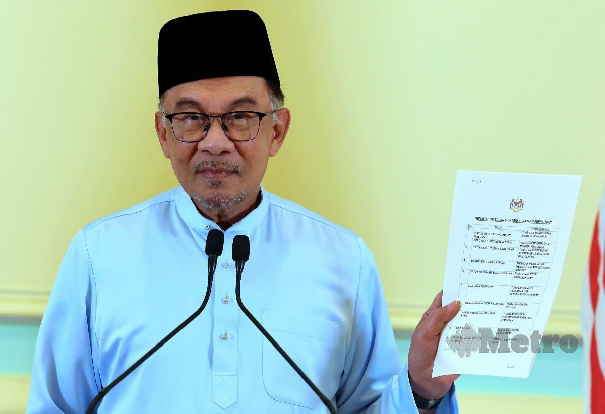 ANWAR menunjukkan senarai pembentukan barisan Timbalan Menteri pada sidang media Pengumuman Timbalan Menteri bagi Kabinet Kerajaan Perpaduan di Putrajaya. FOTO Bernama