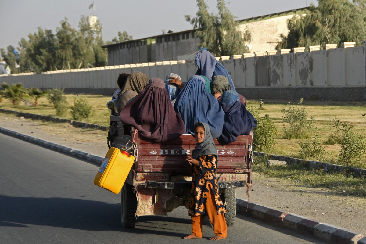 WANITA Afghanistan mengenakan burqa di Kandahar. FOTO AFP