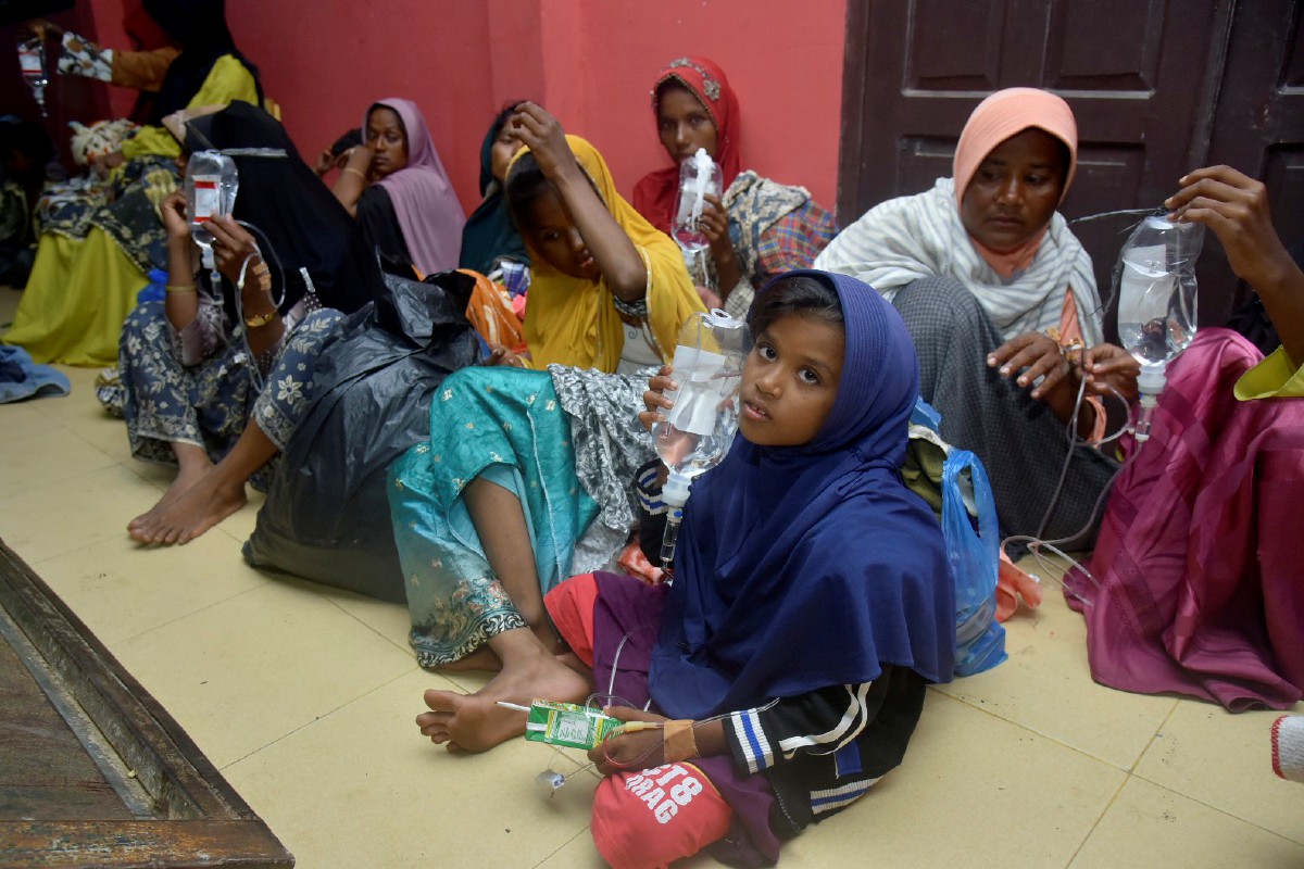 ETNIK Rohingya di tempat perlindungan sementara selepas mendarat di Pidie, Aceh. FOTO AP