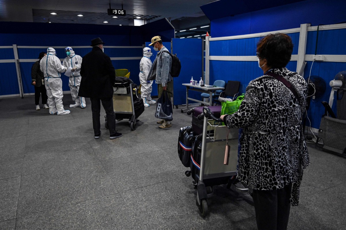 GAMBAR fail pada Januari lalu menunjukkan kakitangan mengenakan PPE di Lapangan Terbang Antarabangsa Pudong di Shanghai. FOTO AFP.