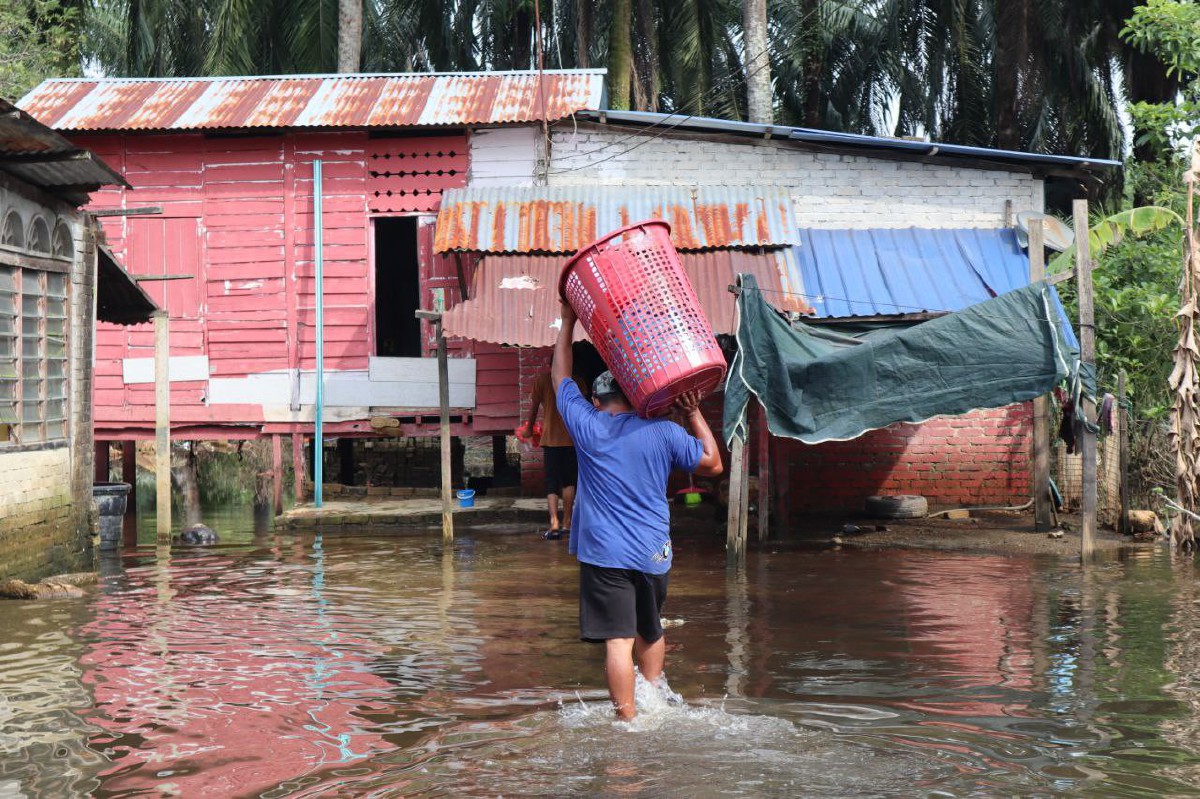 TELUK INTAN 28 DISEMBER 2022. Mangsa banjir di Lorong Mesra pulang ke rumah selepas beberapa hari bermalam di PPS. STR/MUHAMAD LOKMAN KHAIRI.