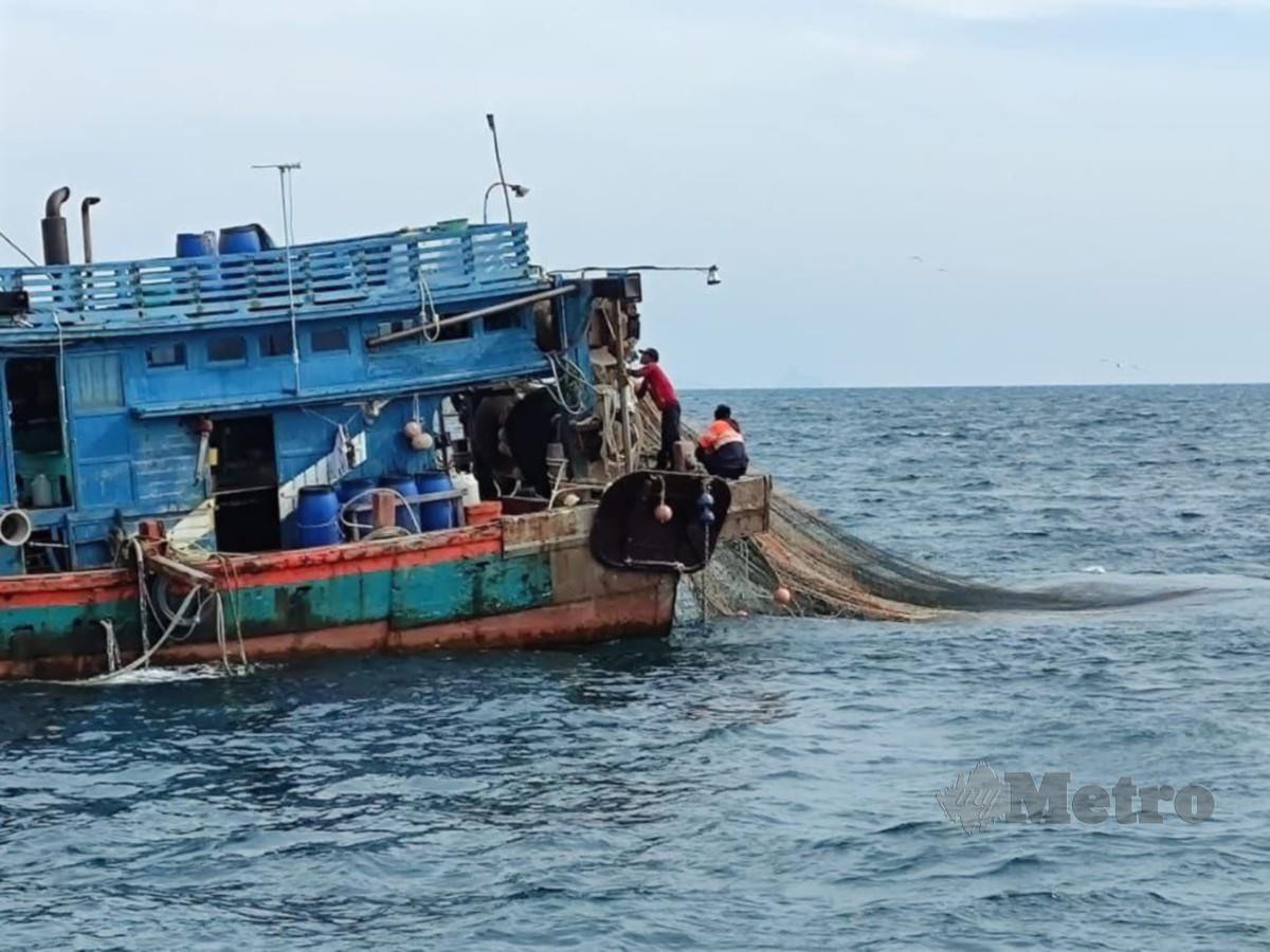 BOT pukat tunda yang dinaiki lima nelayan warga Thailand ditahan APMM. FOTO ihsan APMM