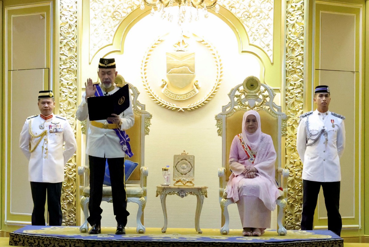 TUN Juhar (dua, kiri) mengangkat sumpah jawatan sebagai Yang Dipertua Negeri Sabah. FOTO Bernama
