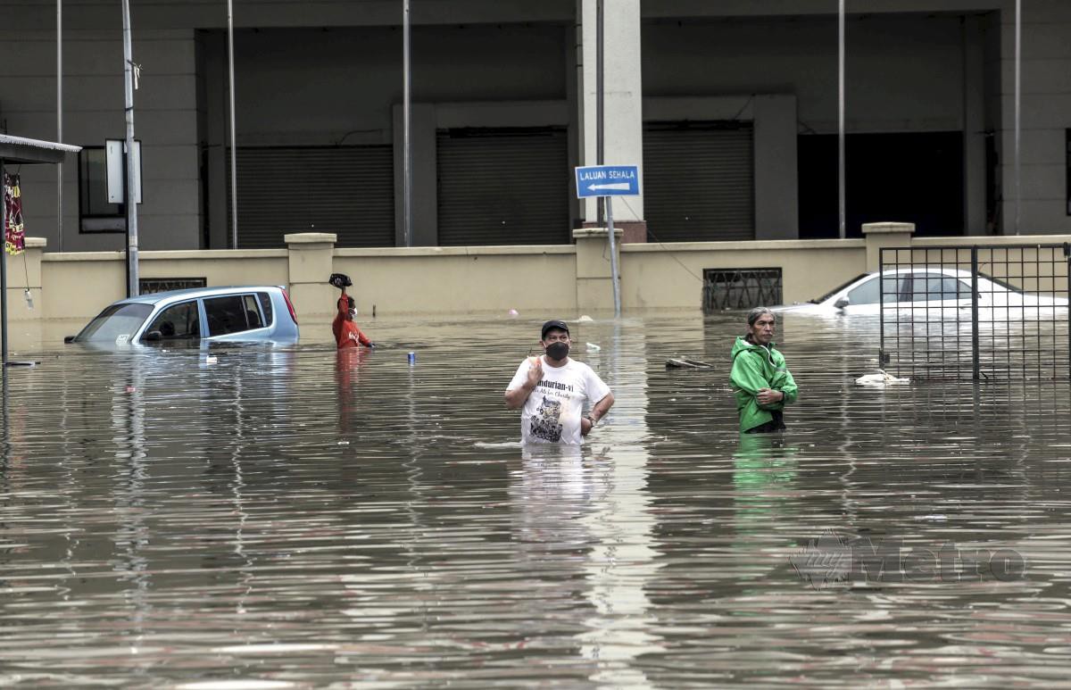 Orang ramai menyelamatkan diri pada 7 Mac berhampiran Pusat Dagangan Putra selepas hujan di Kuala Lumpur mengakibatkan banjir kilat di beberapa lokasi di ibu kota. FOTAOA FATHIL ASRI