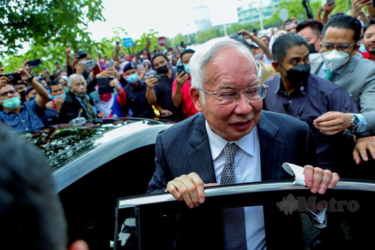 Mahkamah Persekutuan di Putrajaya mengekalkan sabitan ke atas bekas Perdana Menteri Datuk Seri Najib Razak berhubung penyelewengan dana RM42 juta SRC International Sdn Bhd menjadi tajuk utama kesemua akhbar tempatan. FOTO ASYRAF HAMZAH