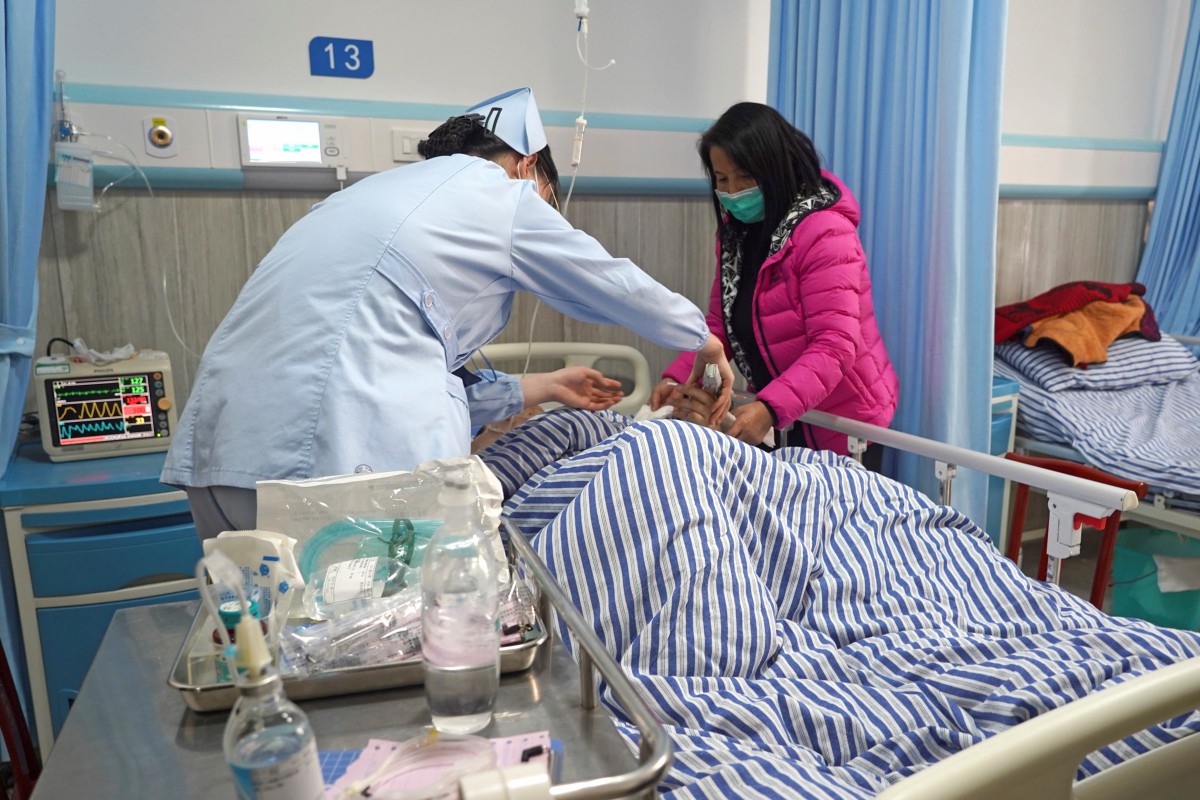 MANGSA cedera akibat rempuhan menerima rawatan di hospital. FOTO AP/Xinhua