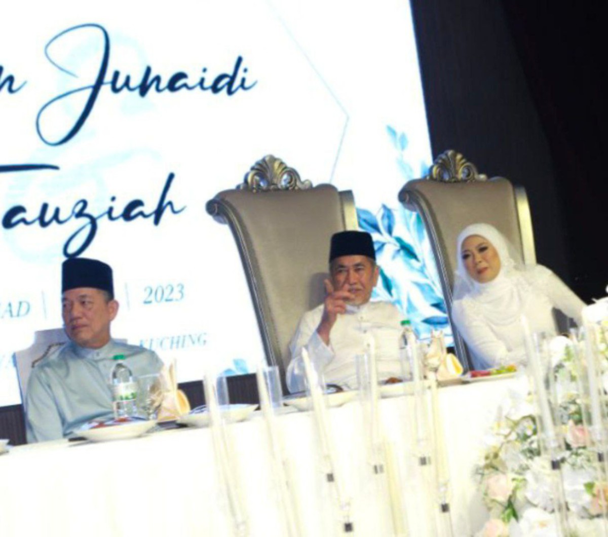 FADILLAH menghadiri majlis kesyukuran perkahwinan Wan Junaidi di Kuching, malam ini. FOTO Nadim Bokhari.