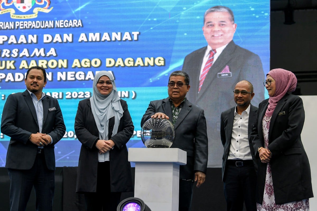  AARON Ago Dagang (tengah) merasmikan Majlis Perjumpaan dan Amanat Menteri Perpaduan bersama warga Kementerian dan Agensi Negeri Kedah dan Perlis. FOTO Bernama.
