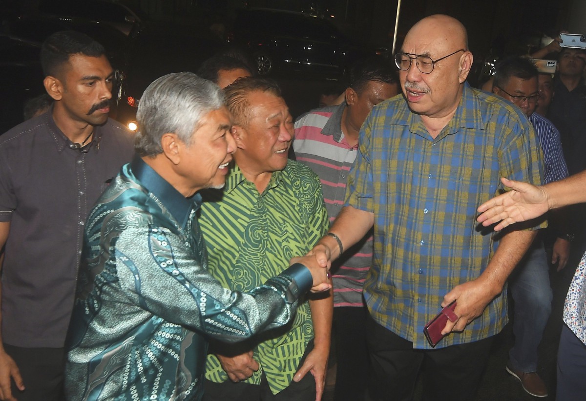 AHMAD Zahid (dua kiri) bersama Bung Moktar ketika menghadiri Majlis Makan Malam bersama Pemimpin Umno Negeri. FOTO Mohd Adam Arinin.