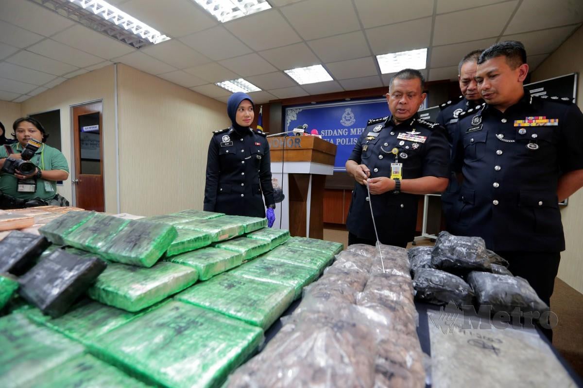 KAMARUL Zaman menunjukkan barang rampasan hasil operasi khas bagi menangani sindiket pengedaran dadah. FOTO Nur Aisyah Mazalan